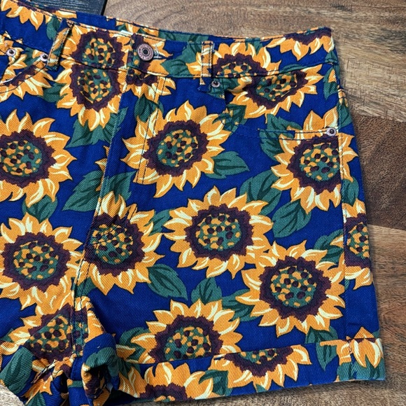 Retro 90s sunflower all over print high waisted cuffed denim shorts - Picture 2 of 10